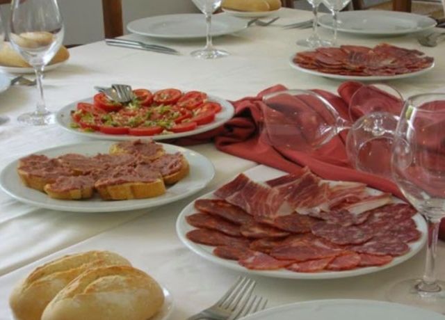 Restaurante Casa Enrique platos con salami